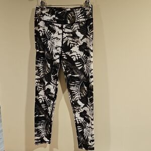 Stylish Black and White Leaf Print Leggings